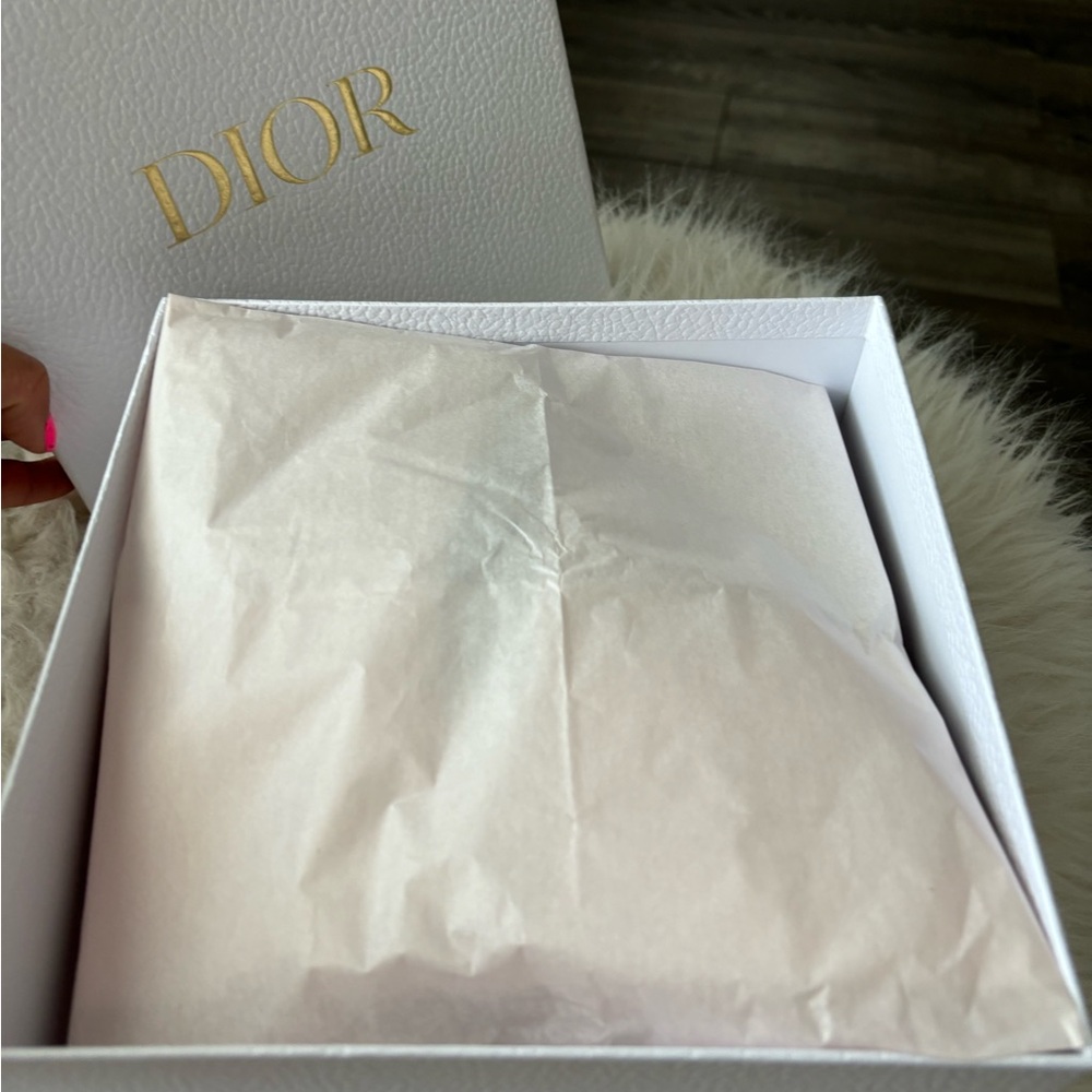Dior make up bag brand new with Dior box!🔥🔥🔥🔥 - Picture 3 of 8